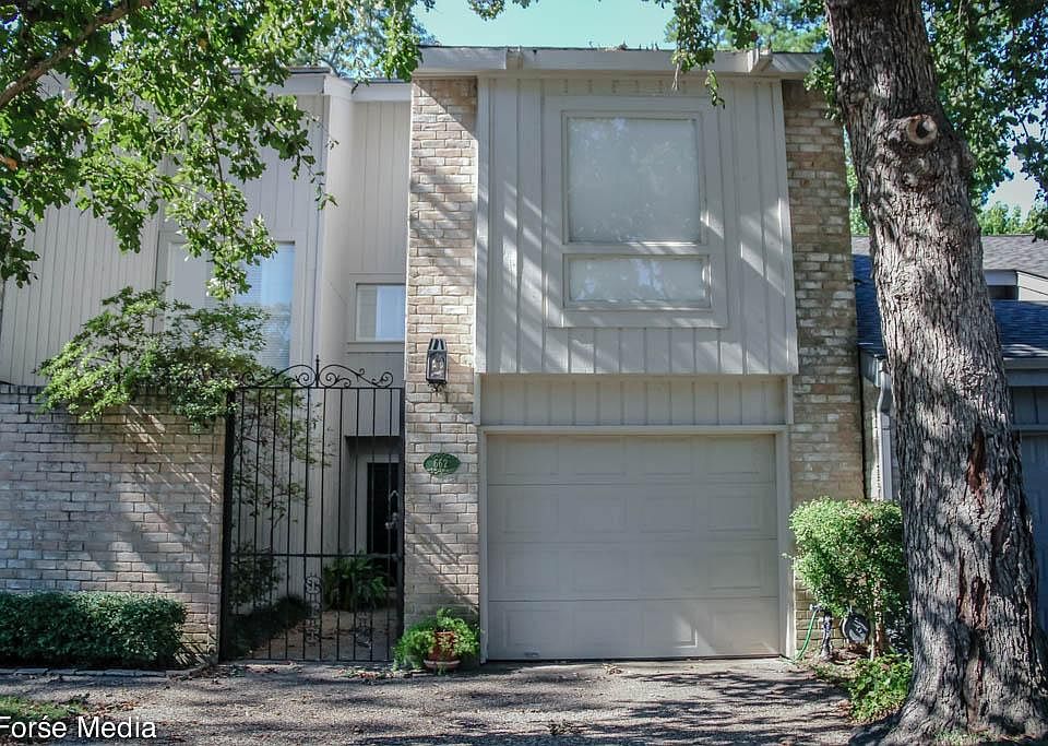 Large 2 story town home in Golf Course and Lakeside community