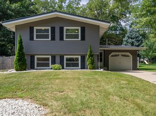 514 Walnut Ct, Le Claire, IA 52753