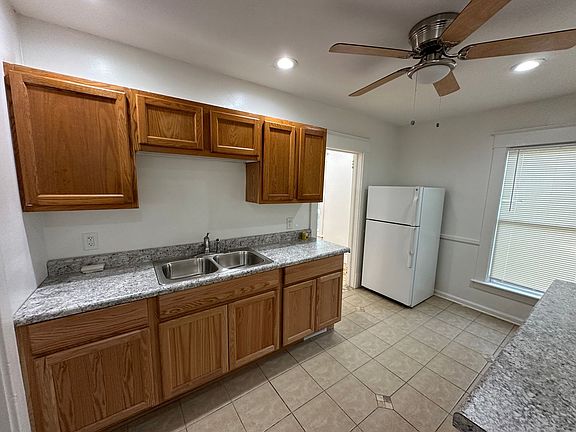 4th image of 1253 College Ave NE