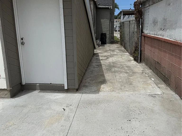 1133 S Van Ness Ave — Photo 24