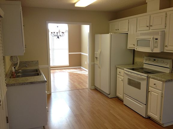 Kitchen & Dining