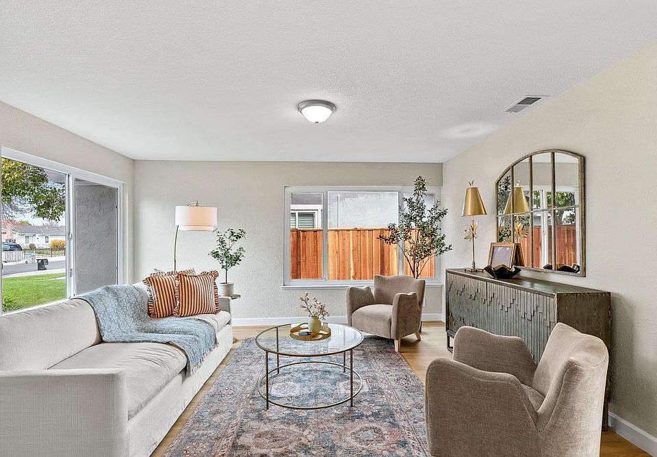 1st image of 242 Vineyard Dr