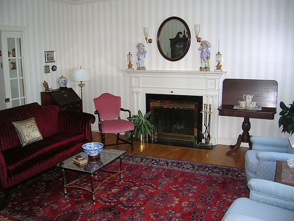 Living room w/ fireplace