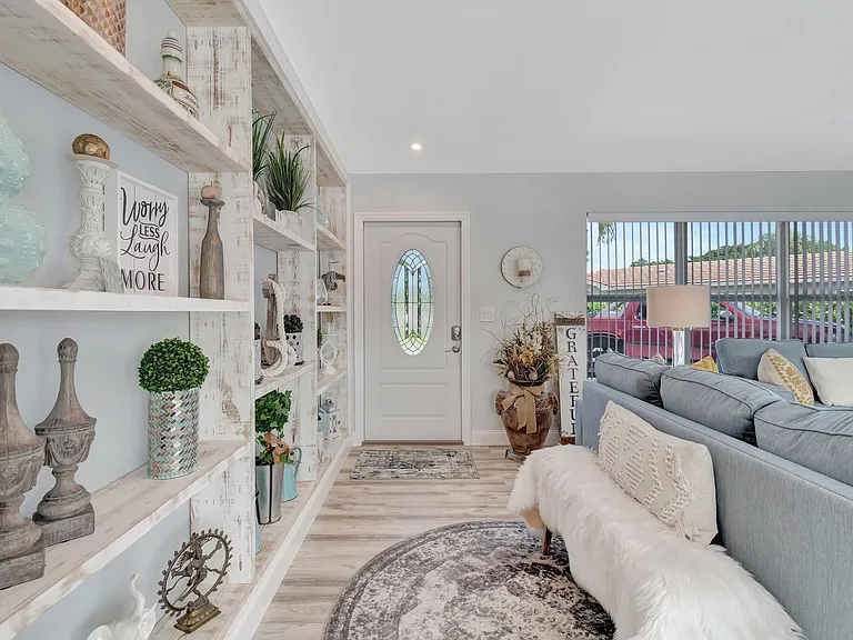302 Venice Dr — Photo 10