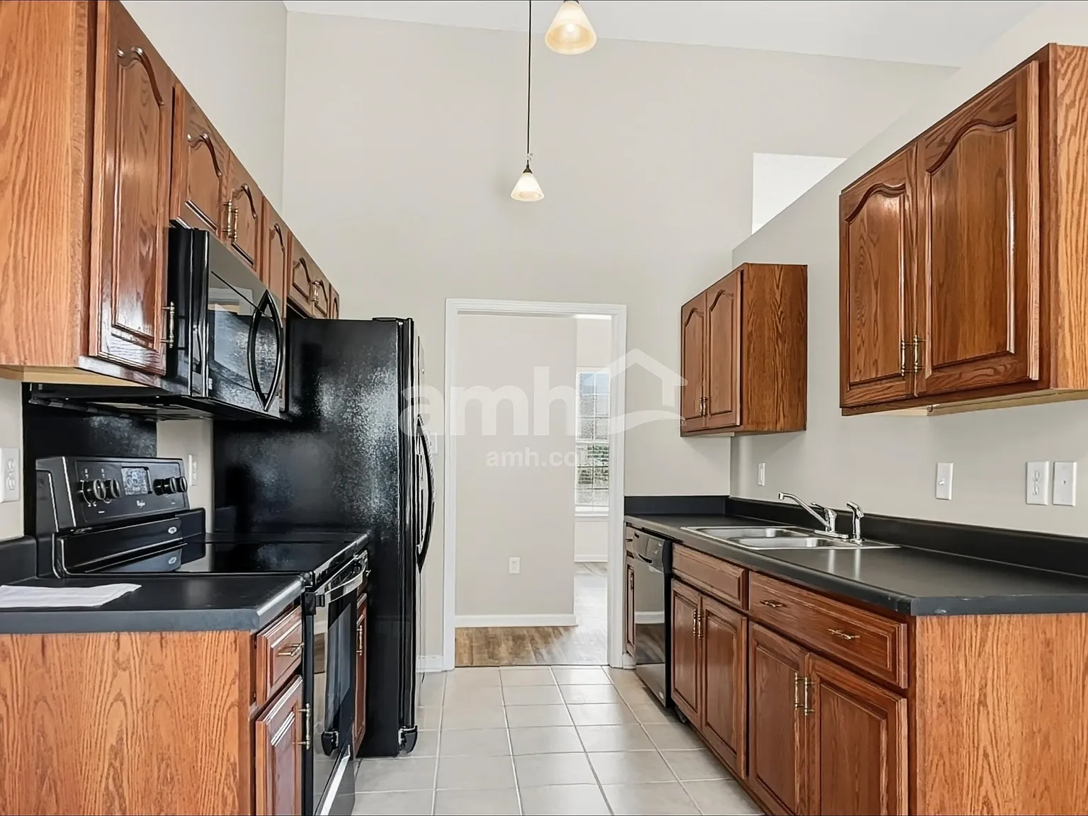 3 bed, 2.0 bath, 1487 sqft, $2,205 — Photo 3