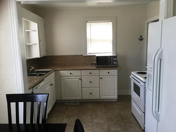 3rd image of 716 Kingwood Dr