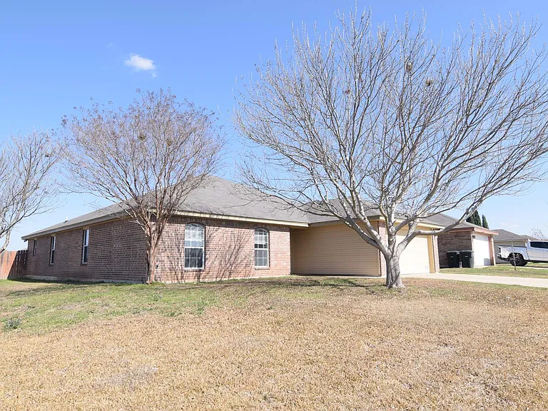 3401 Lorena Dr — Photo 2