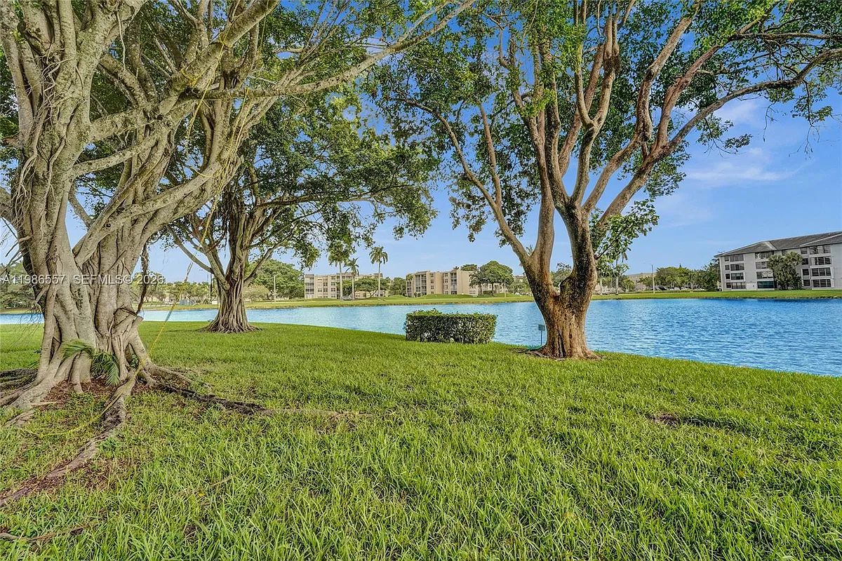 Building Photo - 9440 Poinciana Pl #108