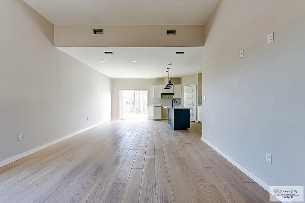 2 bed, 2.5 bath, 1061 sqft, $1,650 — Photo 2