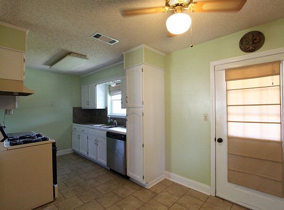 3rd image of 204 Oakview Dr