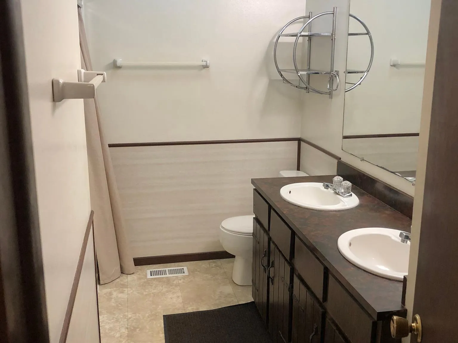 2 bed, 1.5 bath, 1100 sqft, $900 — Photo 3