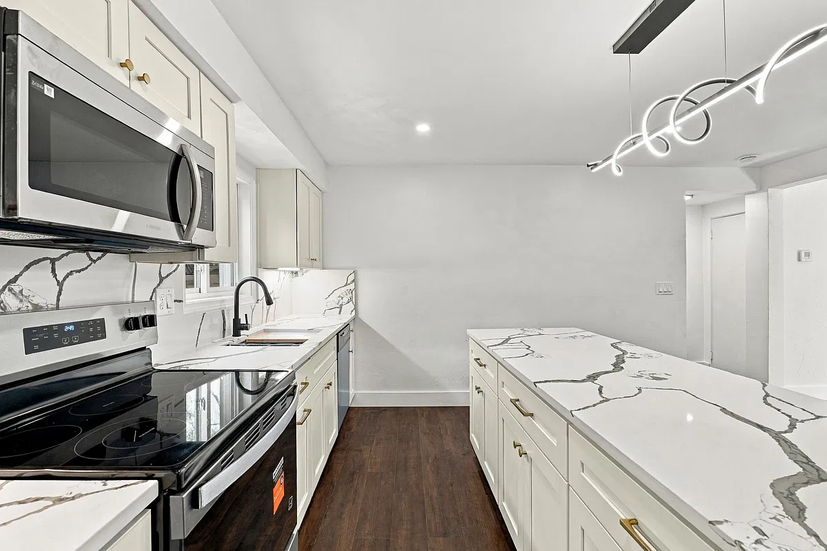 421 N Saint Clair St — Photo 4