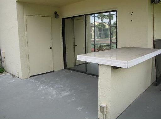 4th image of 10040 NW 41st St