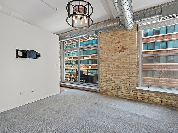 5th image of 420 S Clinton St APT 209