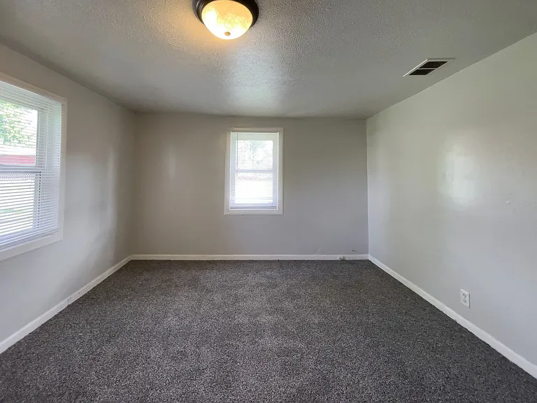 1521 & 1521 1/2 E Kirby Ave (AARC Management, LLC) — Photo 3