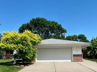 1100 Surfside Dr, Lincoln, NE 68528