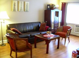 835 Pearson St APT 104, Des Plaines, IL 60016