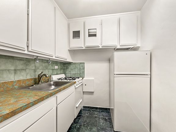 4th image of 115 E 9th St APT 5N