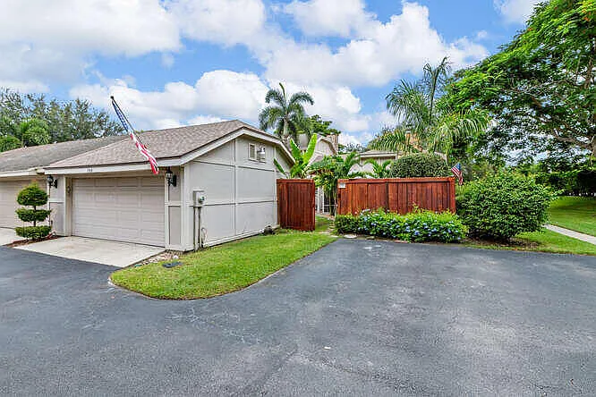 3 bed, 2.0 bath, 1784 sqft, $8,000 — Photo 3
