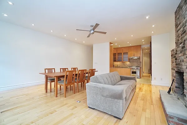 Sold by REMAX Elite | media 17