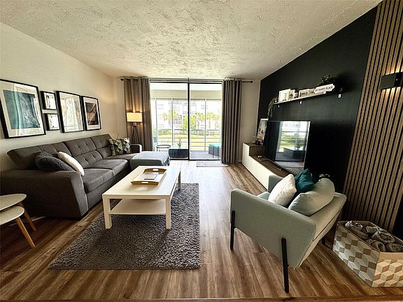 2nd image of 2811 Somerset Drive #206
