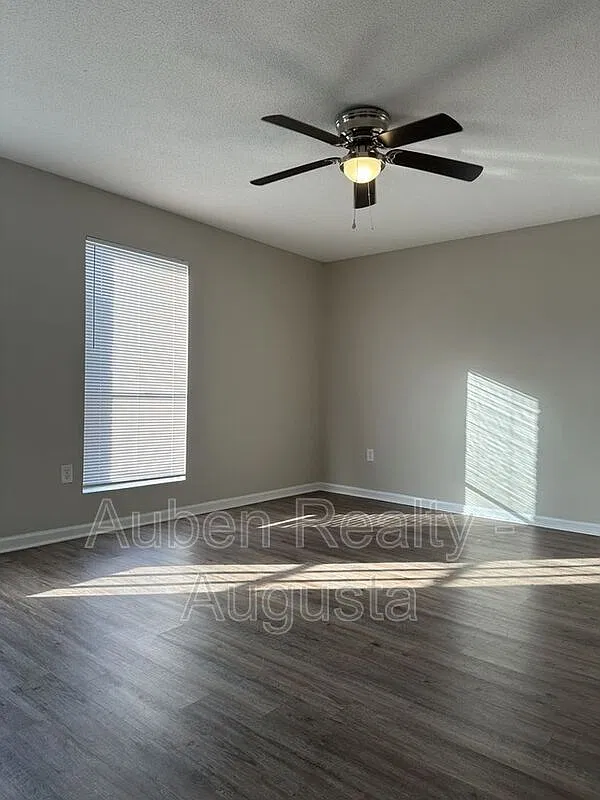 3 bed, 2.0 bath, 1183 sqft, $1,295 — Photo 3
