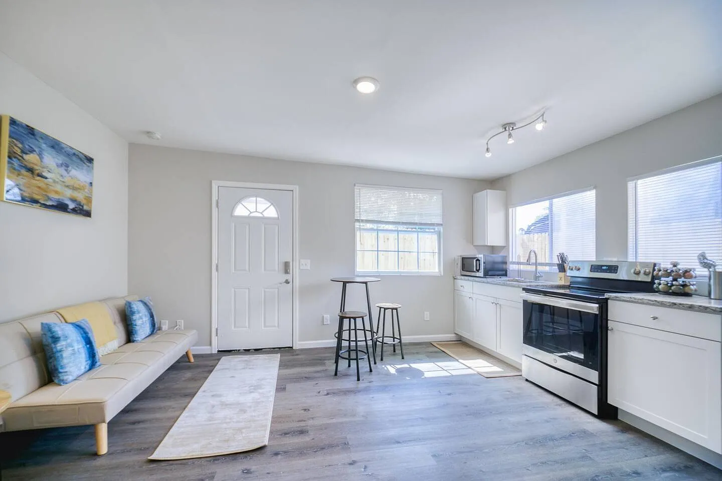 2 bed, 700 sqft, $1,300 — Photo 3