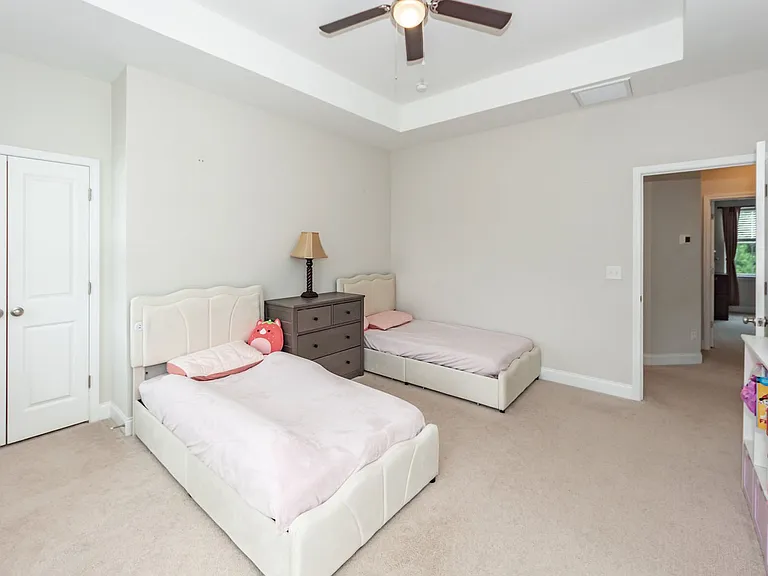 121 Hawthorne Landing Dr — Photo 30