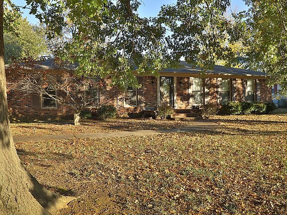 2nd image of 1716 Wedgewood Dr