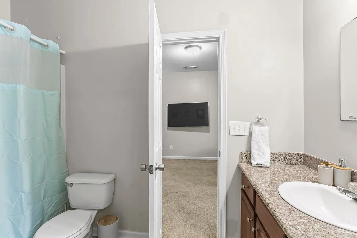 3 bed, 2.5 bath, 2070 sqft, $2,650 — Photo 4
