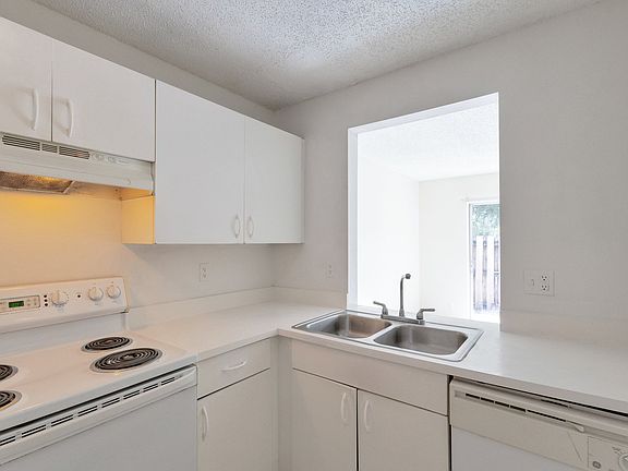 5th image of 910 Cypress Way E