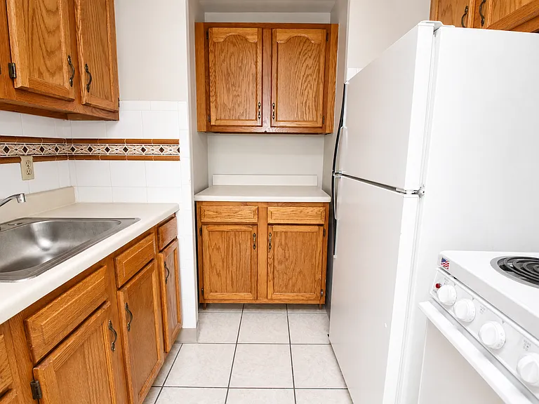 Carpeted 1 Bed/1 Bath (Unit 501)