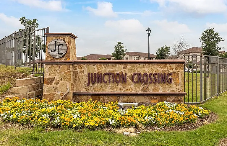 Junction Crossing Apartments — Photo 33