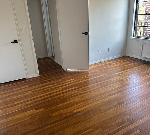 2nd image of 24 Middle Neck Rd APT 2G