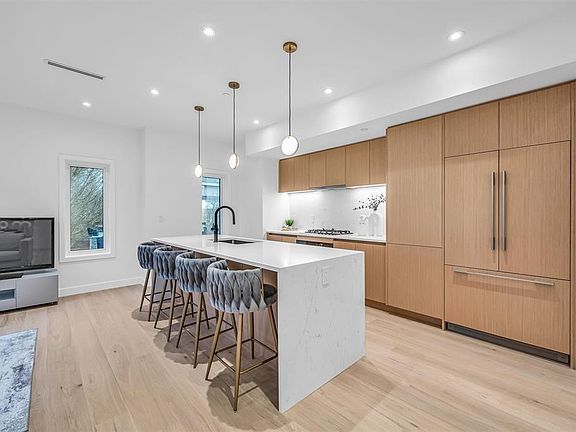4th image of 1016 W 52nd Ave