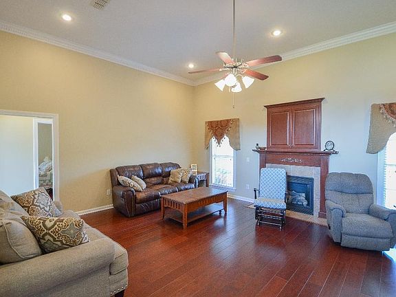 4th image of 722 White Oak Ln