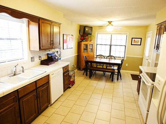 Kitchen w Breakfast Area