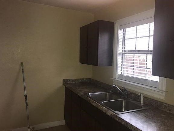 4th image of 713 E Avenue D