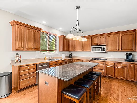 5th image of 390 Bloomfield Cir E