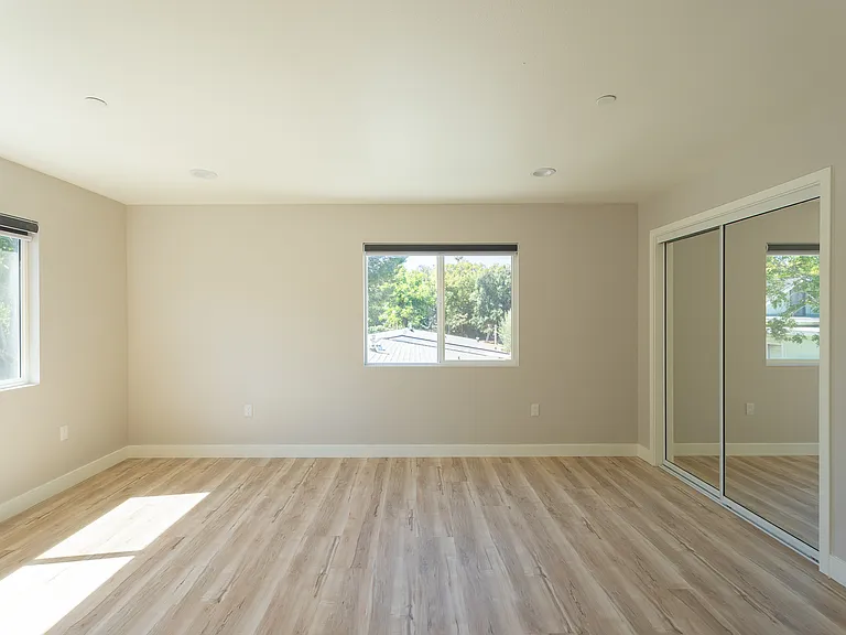 1117 1/2 Grevelia St — Photo 12