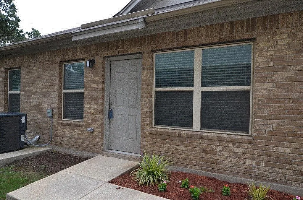 3 bed, 2.0 bath, 1423 sqft, $1,995 — Photo 2