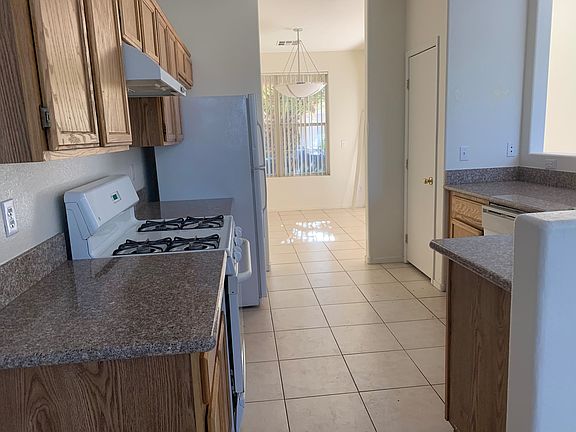 4th image of 916 Coral Aloe St