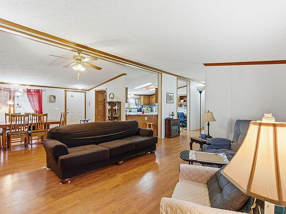 4th image of 1085 Woodlake Rd