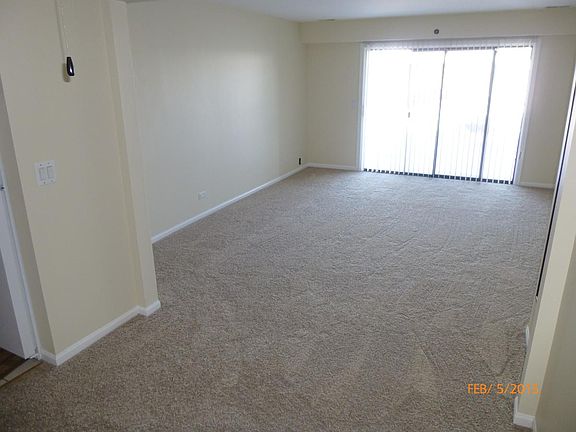 3rd image of 21W581 North Ave APT 14