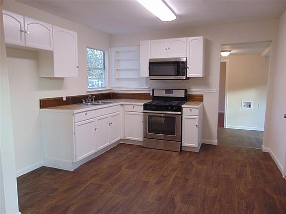 3rd image of 2956 Darby Dr
