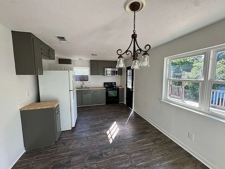 833 Michelle Dr — Photo 5