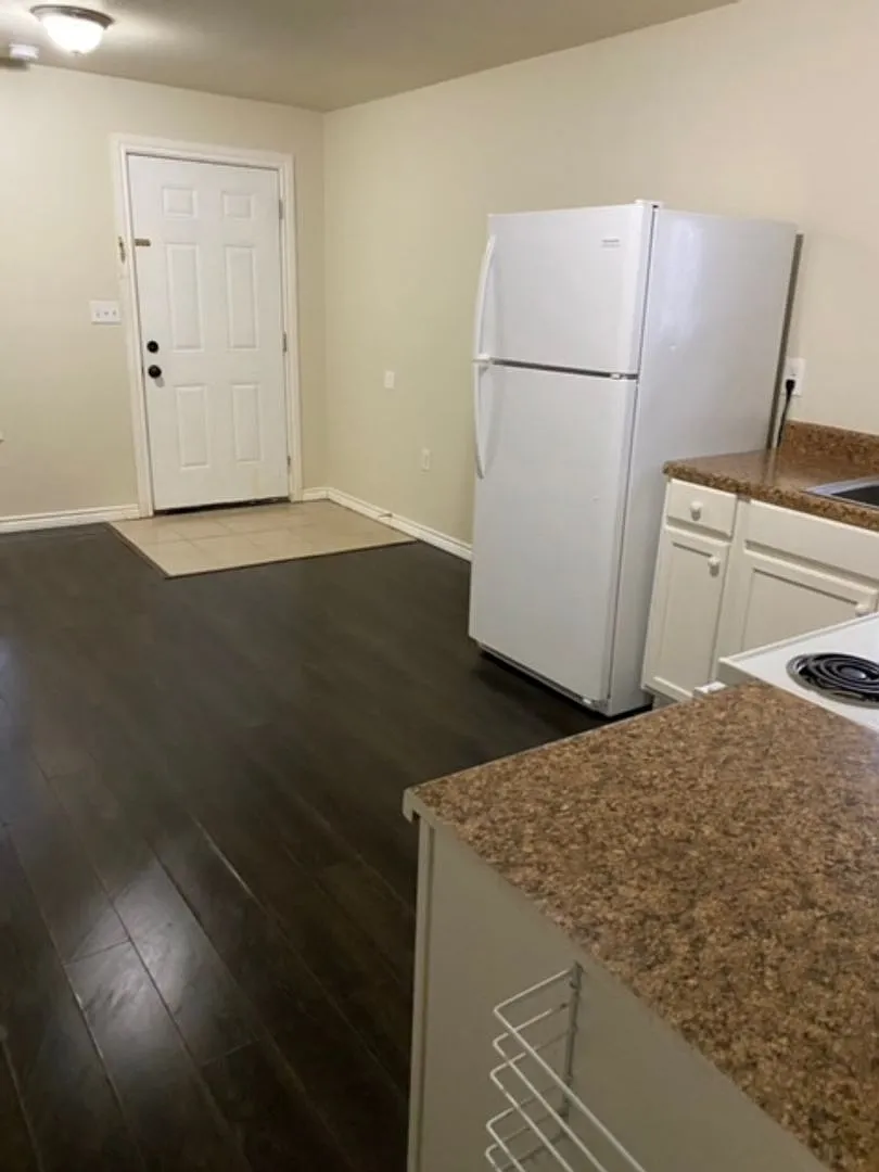 1 Bedroom — Photo 2