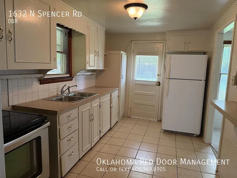 1632 N Spencer Rd — Photo 4