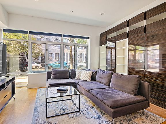 3rd image of 326 Melrose St APT 1A
