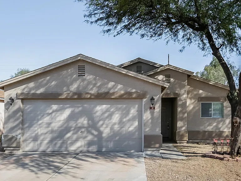 1074 E Silversmith Trl — Photo 1